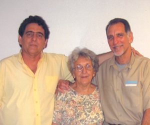 De izquierda a derecha: los hermanos Roberto y René González, junto a la madre de ambos Irma, en una visita a la cárcel de Marianna, donde estuvo preso René por 13 años.