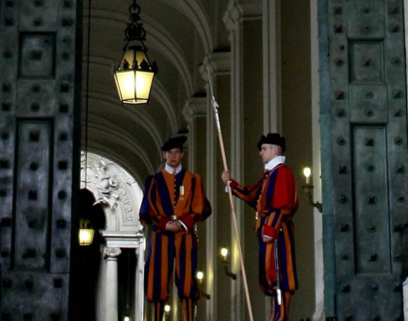 La Guardia Suiza: su función exclusiva es la de ejército del estado soberano de Ciudad del Vaticano. Foto: Ismael Francisco/Cubadebate.
