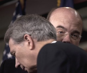 Los congresistas Walter Jones (en primer plano) y Jim McGovern. Foto: AP