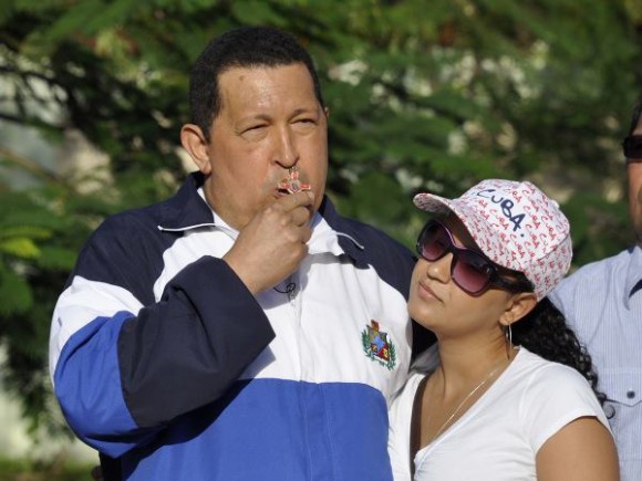 Chávez juega a las bolas criollas en La Habana. Foto: AVN