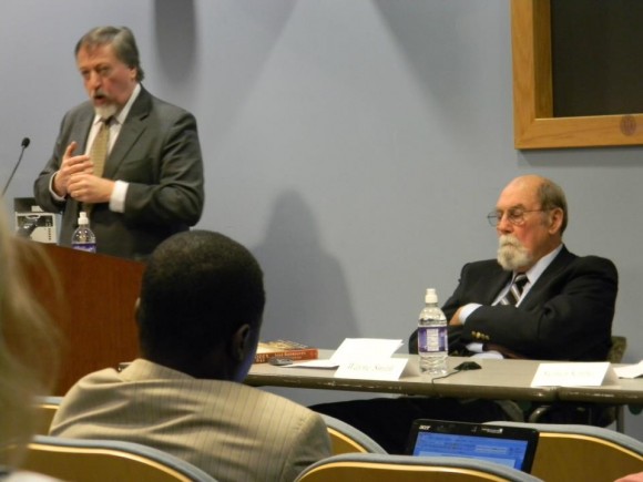 Kimber en el podio y Wayne Smith en la mesa, durante la presentación. Foto: Erick Fundora