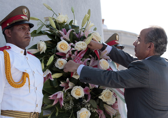 Deposita Ofrenda Floral a Jose Marti, el presidente de Mexico Felipe Calderon. Foto: Ismael Francisco/Cubadebate