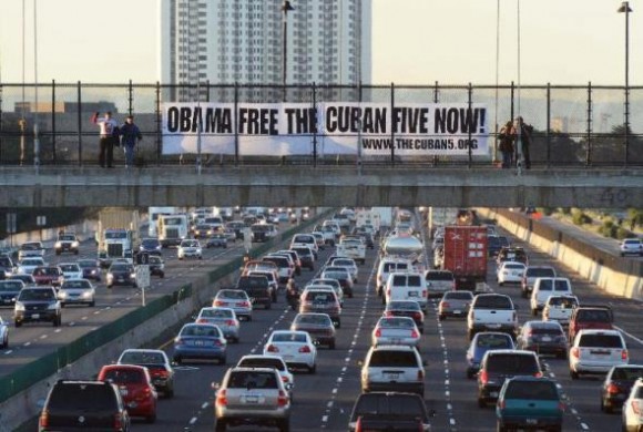 Enorme cartel por los Cinco cubanos en una autopista del norte de California.