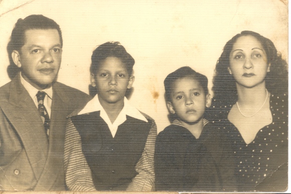De izq. a derecha: Francisco Formell Madariaga, Francisco Formell (hijo mayor), Juan Formell (hijo menor) y su esposa, María Cortina. Foto: Archivo familiar
