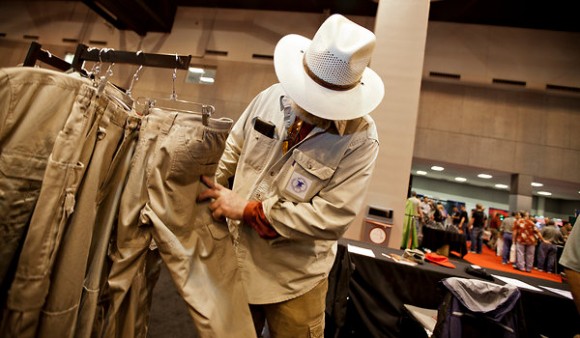 Bruce Larimer inspecciona pantalones chinos en una reunión de la Asociación Nacional del Rifle. Foto: The New York Times.