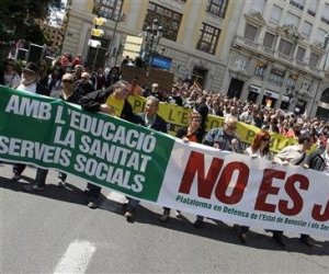 Miles de personas salieron el domingo a las calles de decenas de ciudades españolas para protestar por los recortes del gasto público anunciados por el Gobierno en pilares del estado de bienestar como la sanidad y la educación.