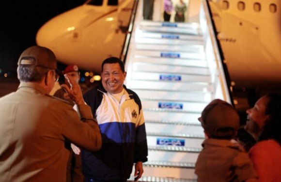 El mandatario venezolano Hugo Chávez llegó esta noche a su natal estado Barinas luego de culminar el segundo ciclo de radioterapia al que se sometió en Cuba. En las gráficas difundidas por la Prensa Presidencial de Venezuela, podemos ver el momento en que Raúl Castro lo acompañó al aeropuerto de La Habana para despedirse.