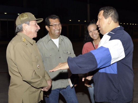 En la noche de este miércoles 25 de abril, partió hacia su Patria el Presidente venezolano Hugo Chávez Frías, quien fue despedido por el General de Ejército Raúl Castro Ruz, Presidente de los Consejos de Estado y de Ministros, luego de sostener un breve y animado intercambio en el aeropuerto internacional José Martí.