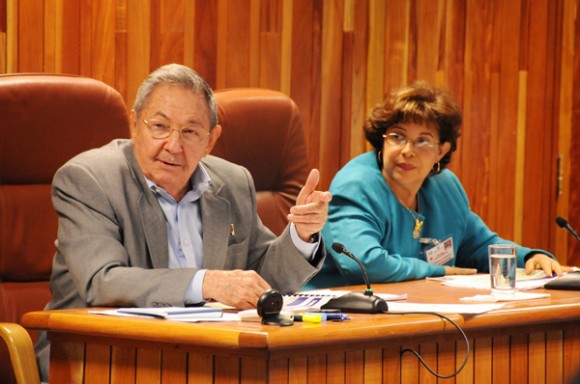 El General de Ejército Raúl Castro Ruz y Lina Pedraza Rodríguez, ministra de Finanzas y Precios. Foto: Estudios Revolución