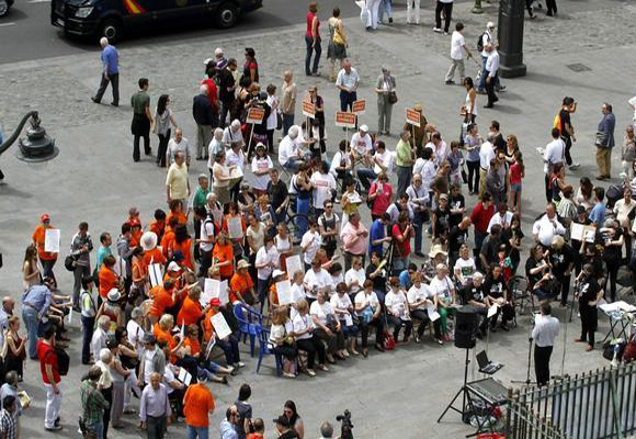 En La Puerta del Sol funcionan "Asambleas de Indignados"