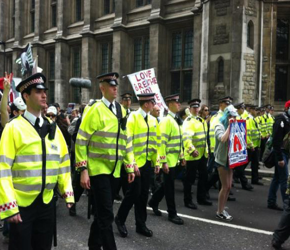 Aunque no se reporta represión, la policía londinense está alerta