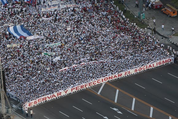 Los trabajadores de la Salud encabezaron el desfile con una gran tela de respaldo al Socialismo. Foto: Ismael Francisco/Cubadebate