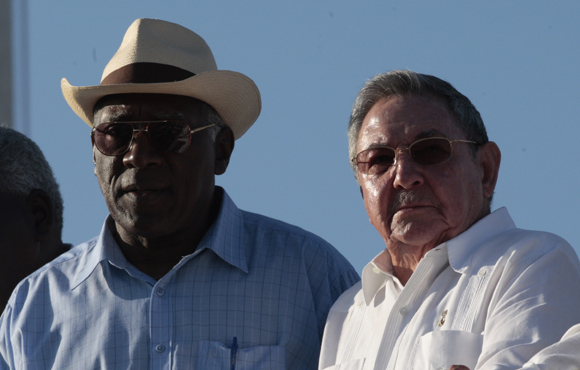 Raúl junto al Secretario General de la CTC Salvador Valdés Mesa Foto: Ismael Francisco/Cubadebate