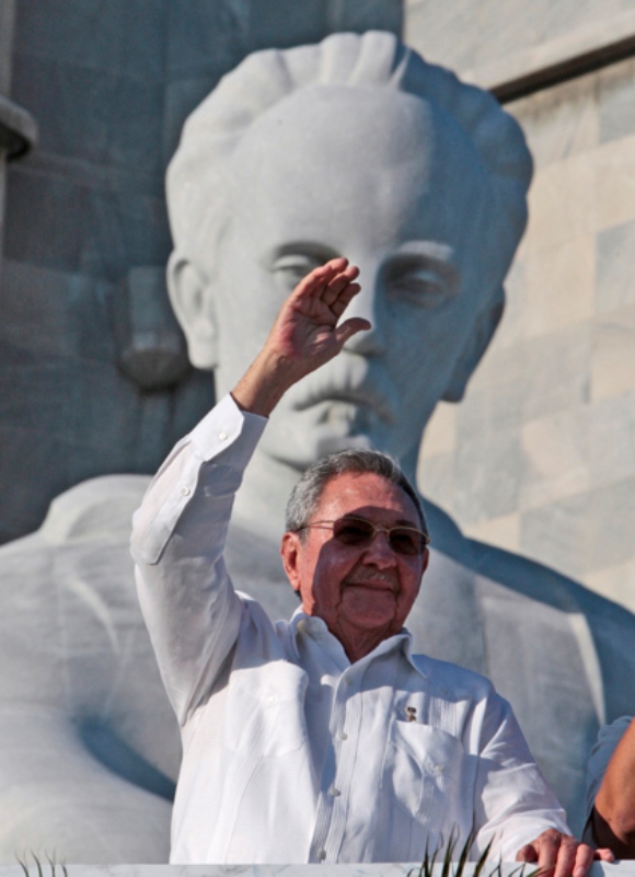 El presidente cubano Raúl Castro saluda a los participantes en el desfile. Foto: Ismael Francisco/Cubadebate