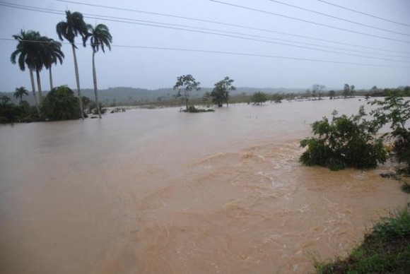 Vista de la crecida del  río Urbaza, en Yaguajay, Sancti Spíritus el 25 de mayo de 2012,  a causa de las lluvias de las últimas jornadas.   AIN   FOTO/Oscar ALFONSO SOSA