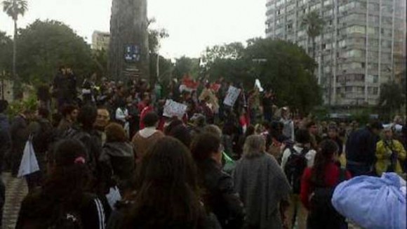 Ciudadanos paraguayos protestan frente a TV Pública.  Foto vía Twitter