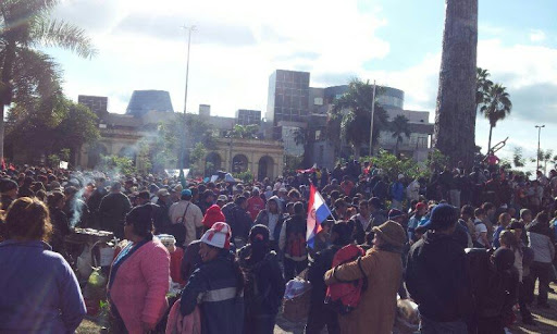 Manifestantes frente al Congreso en Asunción.