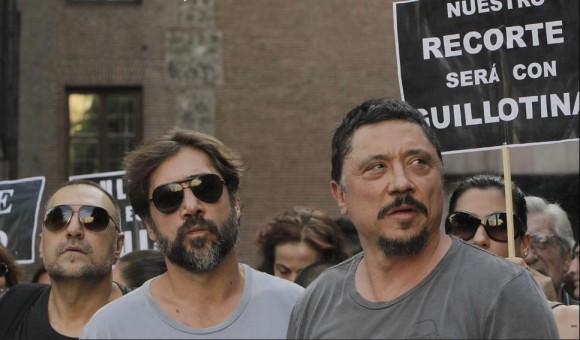 Los actores Carlos y Javier Bardem durante la concentración madrileña. Foto: Kiko Huesca/EFE.