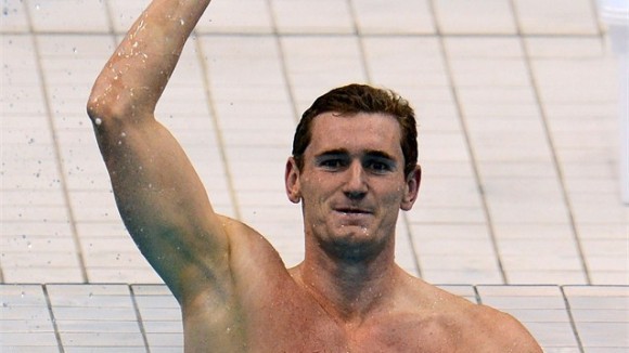 Cameron Van der Burgh de Sudáfrica celebra tras su triunfo en la final de los 100 metros pecho de la natación