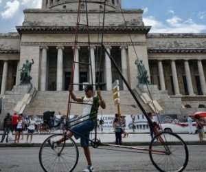 Felix Guirola se sube a su bicicleta en La Habana. Guirola afirma que tuvo el récord mundial de la bicicleta más alta desde 1987 hasta 2004, pero nadie se enteró, pues solo conocían de sus pedaleadas en altura sus vecinos de Ciego de Avila. Foto AFP