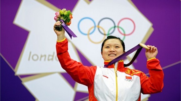 Guo Wenjun de China celebra su segundo título olímpico en la pistola de aire a 10 metros