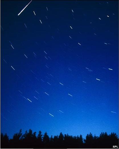 En realidad no se trata de estrellas sino de partículas de polvo cósmico -en su mayoría más pequeñas que un grano de arena- que se encienden al chocar con la atmósfera de la tierra. En esta foto vemos una Perseida iluminando el cielo de Finlandia. 