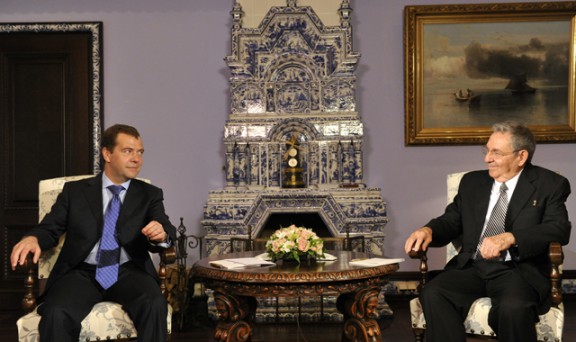 Raúl con el Primer Ministro ruso. Foto: NewsRu