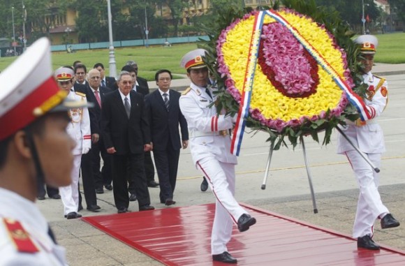 Raúl rindió homenaje a Ho Chi Minh