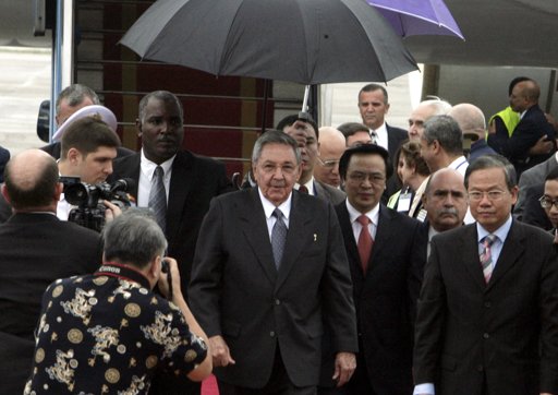 El presidente de Cuba, Raúl Castro, centro, comienza el sábado 7 de julio de 2012 en Hanoi una visita de cuatro días a Vietnam para fortalecer las relaciones bilaterales. (Foto AP/Tran Van Minh)