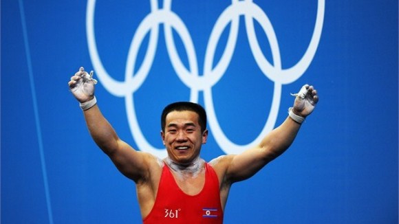 Yun Chol Om de la República Democrática de Corea celebra tras romper el récord olímpico de los 56 kg de las pesas