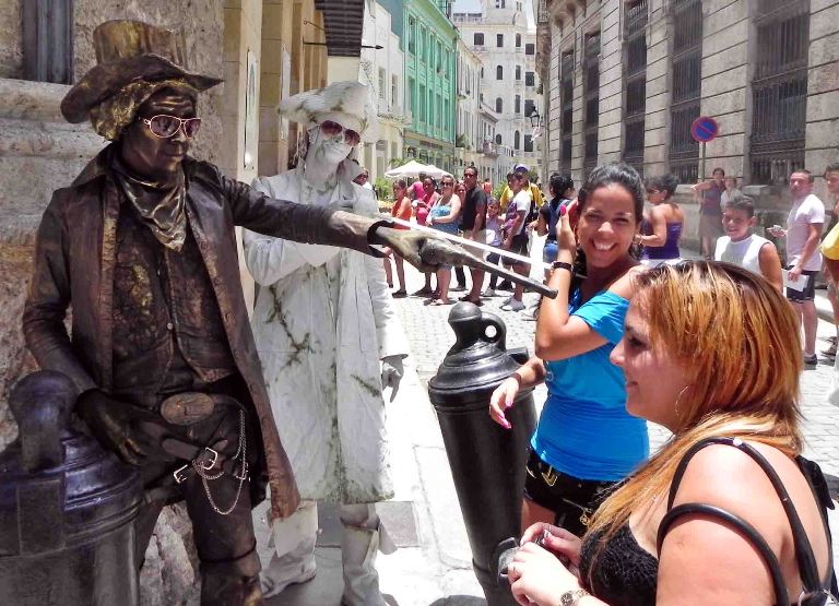Estatuas vivientes en La Habana Vieja. FOTO: Tony Hernández Mena