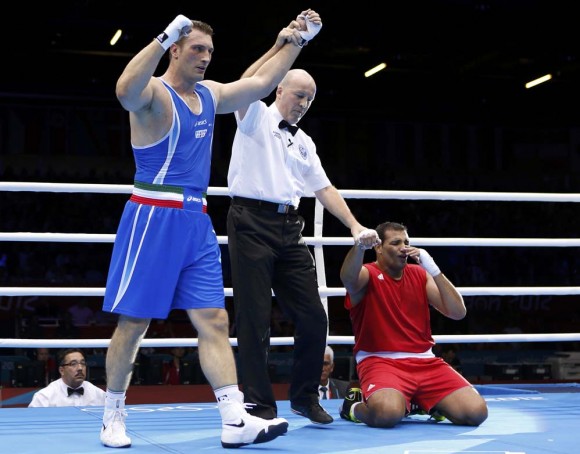 El italiano Roberto Cammarelle es declarado vencedor frente al marroquí Mohammed Arjaoui. Foto: Reuters