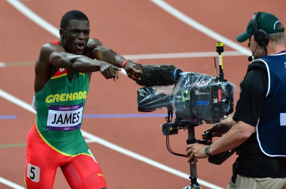 El granadino Kirani James celebra su victoria en la final de los 400 m. Foto: AFP