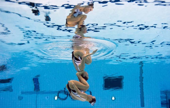 Las japonesas Chisa Kobayashi y Japan's Yukiko Inui en el nado sincronizado. Foto: AFP