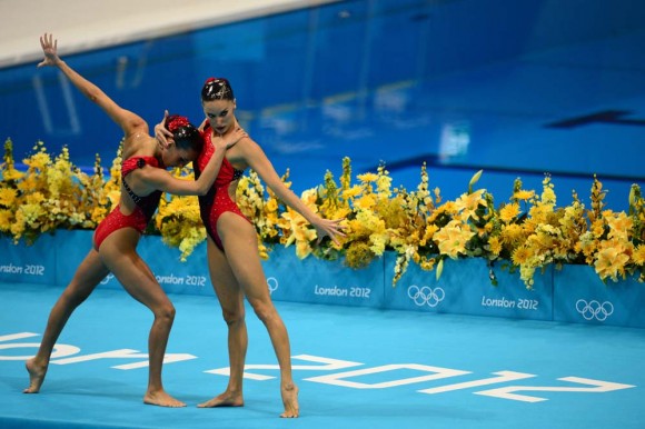 Las españolas Andrea Fuentes Fache y Ona Carbonell, en las preliminares de su actuación en nado sincronizado. Foto: AFP