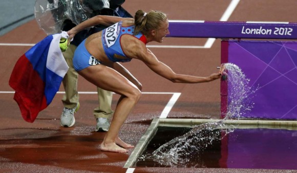La rusa Yuliya Zaripova ganó hoy la medalla de oro en la prueba de tres mil metros con obstáculos para damas, en el marco de las Olimpiadas de Londres-2012. Foto: AFP
