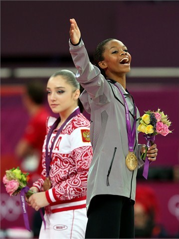 La norteamericana Gabrielle Douglas celebra en el podio su triunfo en la final del All Around de la Gimnasia Artística femenina