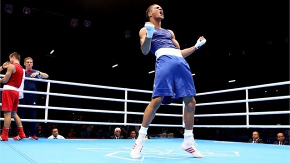 Boxeador británico Anthony Ogogo festeja su triunfo sobre el campeón mundial Levgen Khytrov de Ucrania