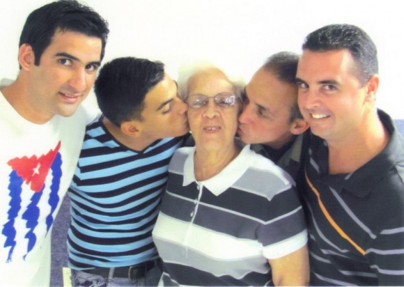 Antonio Guerrero recibe la visita de sus hijos Tony y Gabriel, su mamá -Mirta-, su hermana -Maruchi- y su sobrino.