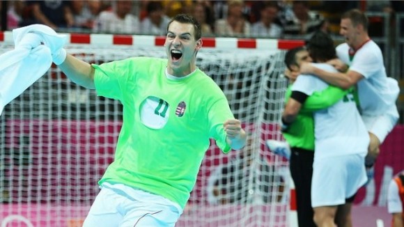 El equipo húngaro celebra su victoria sobre Islandia en los cuartos de final del balonmano