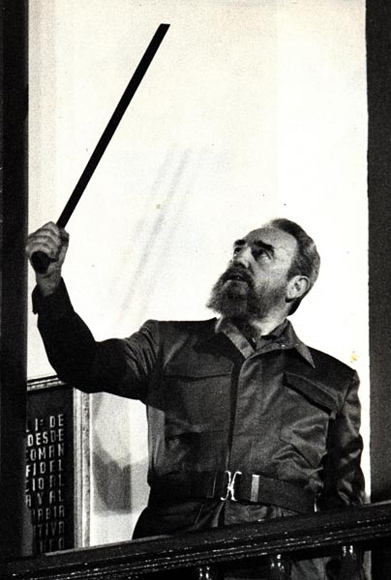 Fidel con el machete de Antonio Maceo, acto en el 35 aniversario de la Revolución. Santiago de Cuba el 1 de Enero de 1994 Foto: Ismael Francisco/Cubadebate.