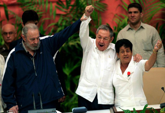 Fidel y Raúl junto a Nemesia, en la clausura del Congreso del PCC. Foto: Ismael francisco/Cubadebate.