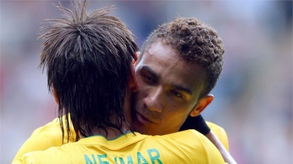 Danilo celebra con Neymar tras anotar uno de los tres goles conque Brasil derrotó a Nueva Zelanda en el fútbol olímpico