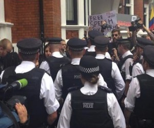 Dispuesto Ecuador a dialogar, no acatará presiones en caso Assange. en la foto: Embajada de Ecuador en Londres fuertemente custodiada.
