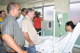 El Primer Secretario del Partido en Santiago de Cuba, Lázaro Expósito (en el centro), visita a los lesionados. Foto: Jorge Luis Guibert/ Sierra Maestra