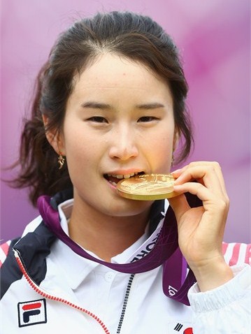 La coreana Ki Bo Bae celebra su medalla de oro en el individual femenino de Tiro con Arco, tras derrotar en la final a la mexicana Aida Román Arroyo