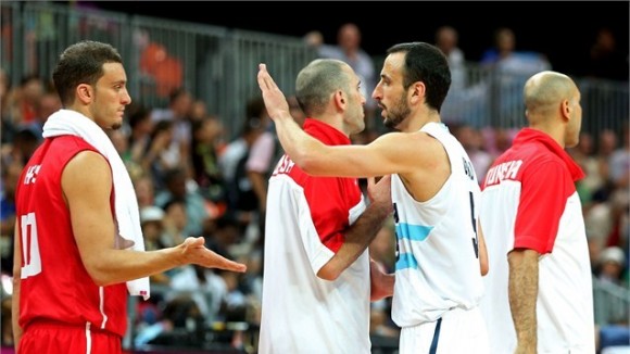 Manu Ginobili, Argentina, saluda al equipo de basket de Túnez, tras la victoria de los argentinos por 92 a 69
