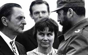 Olof Palme y su esposa con Fidel en La Habana.