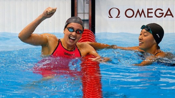 Rebecca Soni (EEUU) celebra su victoria y el récord mundial en los 200 metros estilo pecho