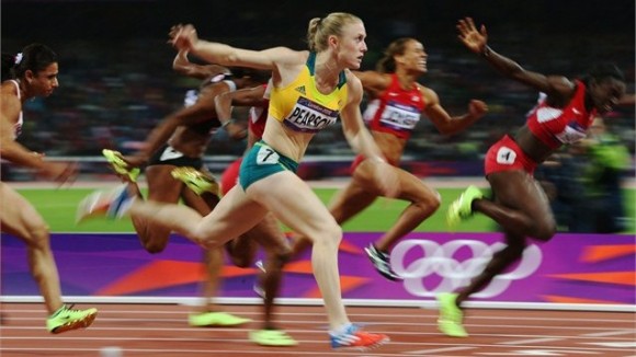 Sally Pearson de Australia ganó en reñida final el oro de los 100 metros con vallas femeninos.